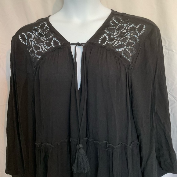 Aveology Plus Size Tiered Swing Tunic. Black. Size 26/28. Tie neckline. - Picture 2 of 5